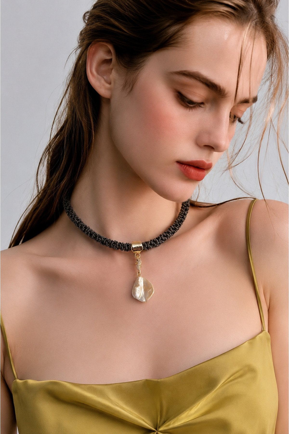 ALTIN KAPLAMA ZİRKONLU DENİZATI FİGÜRLÜ SEDEFLİ KABUK DETAY ÖRME CHOKER