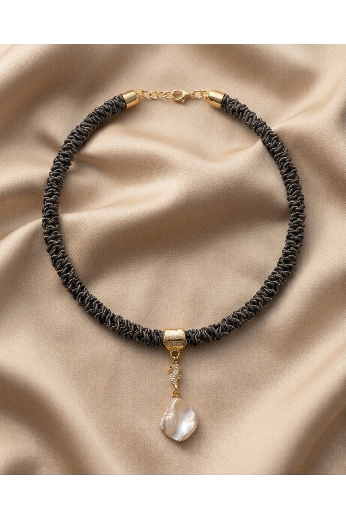 ALTIN KAPLAMA ZİRKONLU DENİZATI FİGÜRLÜ SEDEFLİ KABUK DETAY ÖRME CHOKER