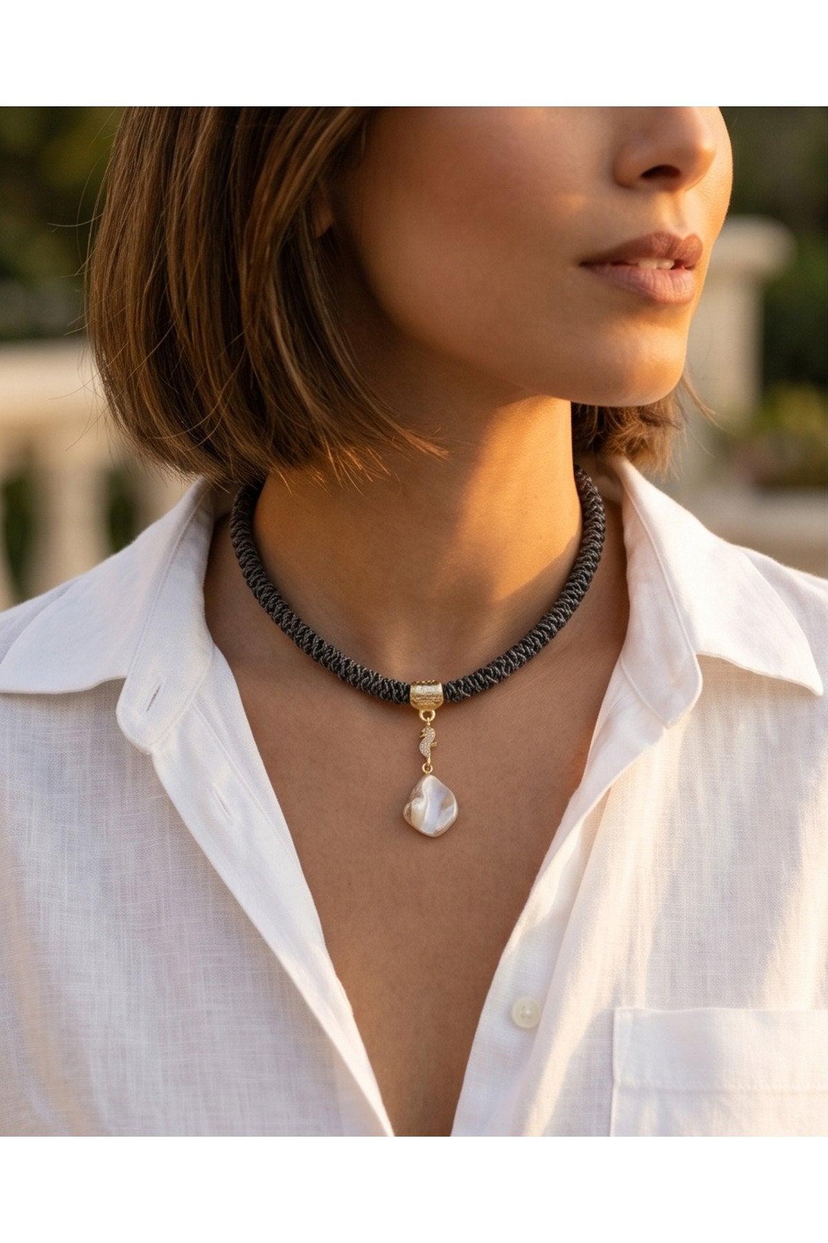 ALTIN KAPLAMA ZİRKONLU DENİZATI FİGÜRLÜ SEDEFLİ KABUK DETAY ÖRME CHOKER